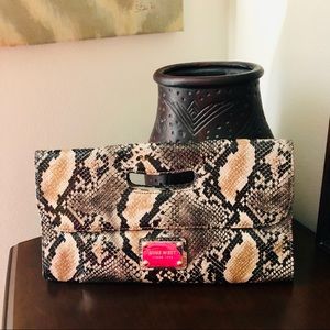 Nine West Womens Faux Snakeskin Clutch Bag